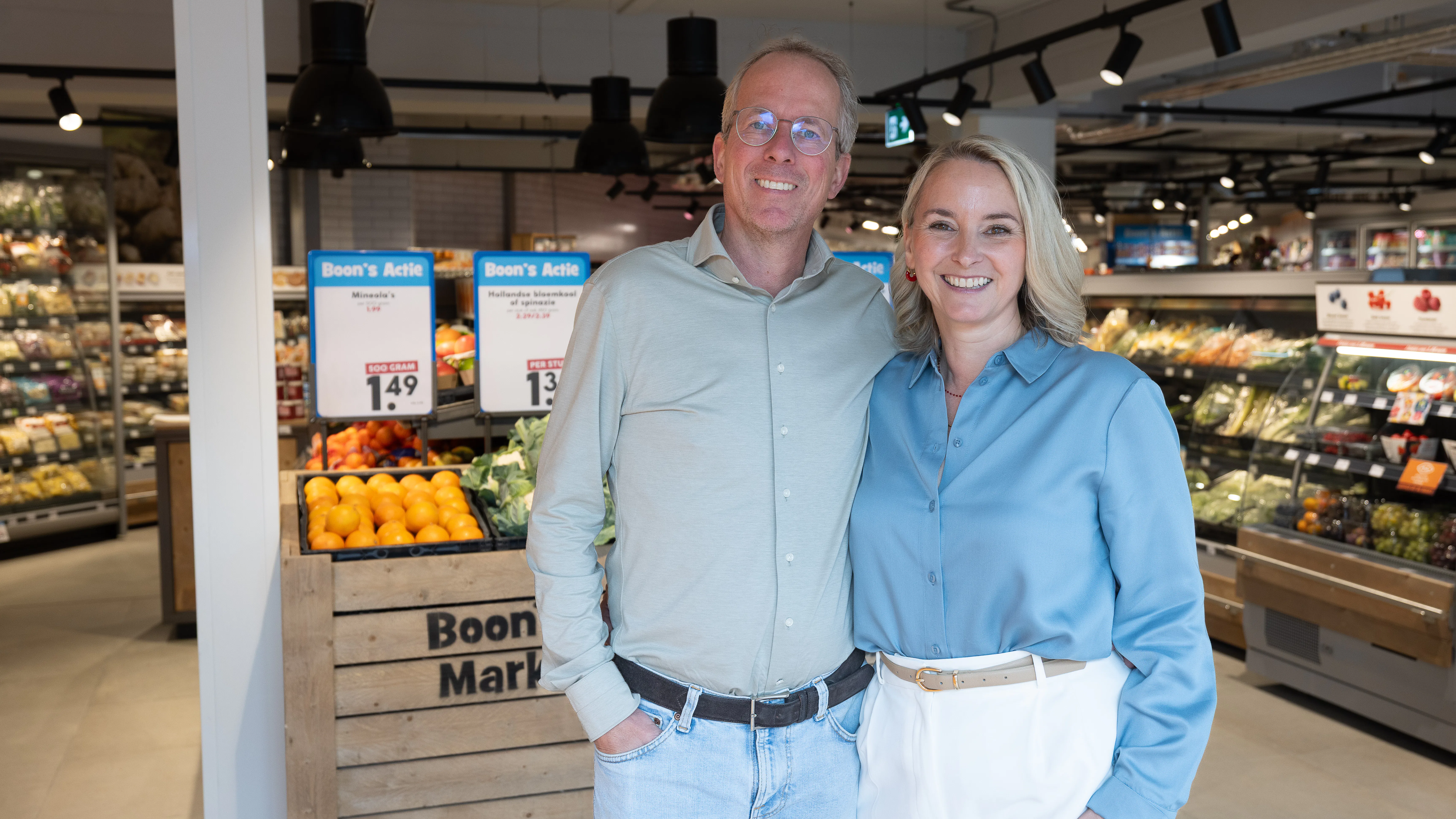 Christ-Jan en Kara van Bedaf in hun compleet vernieuwde supermarkt. Foto: Peter Roek
