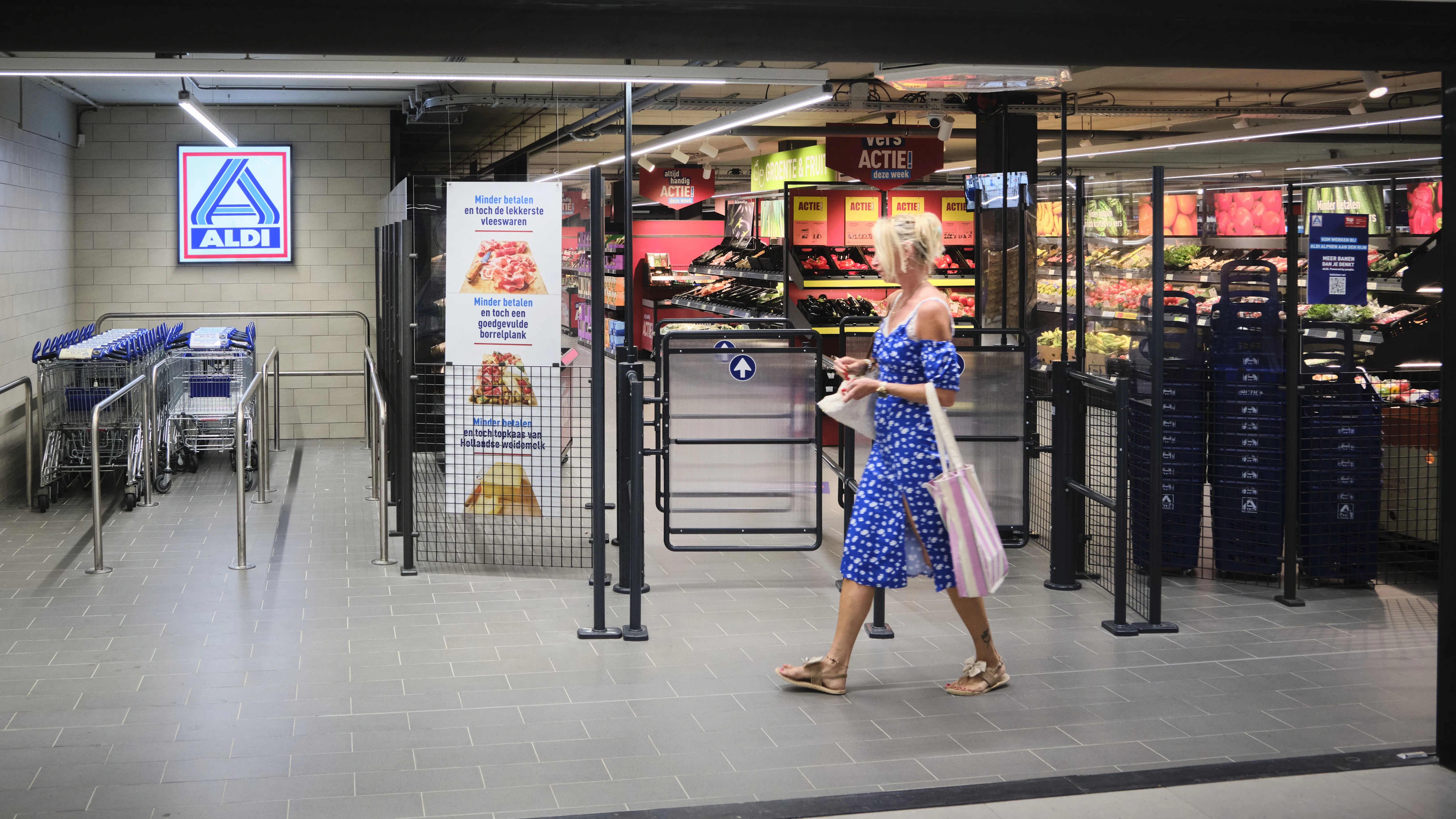 Vrouw wandelt langs Aldi in Alphen aan den Rijn. Foto: Fred Libochant Fotografie
Alphen aan den Rijn / Aldi / Ridderhof