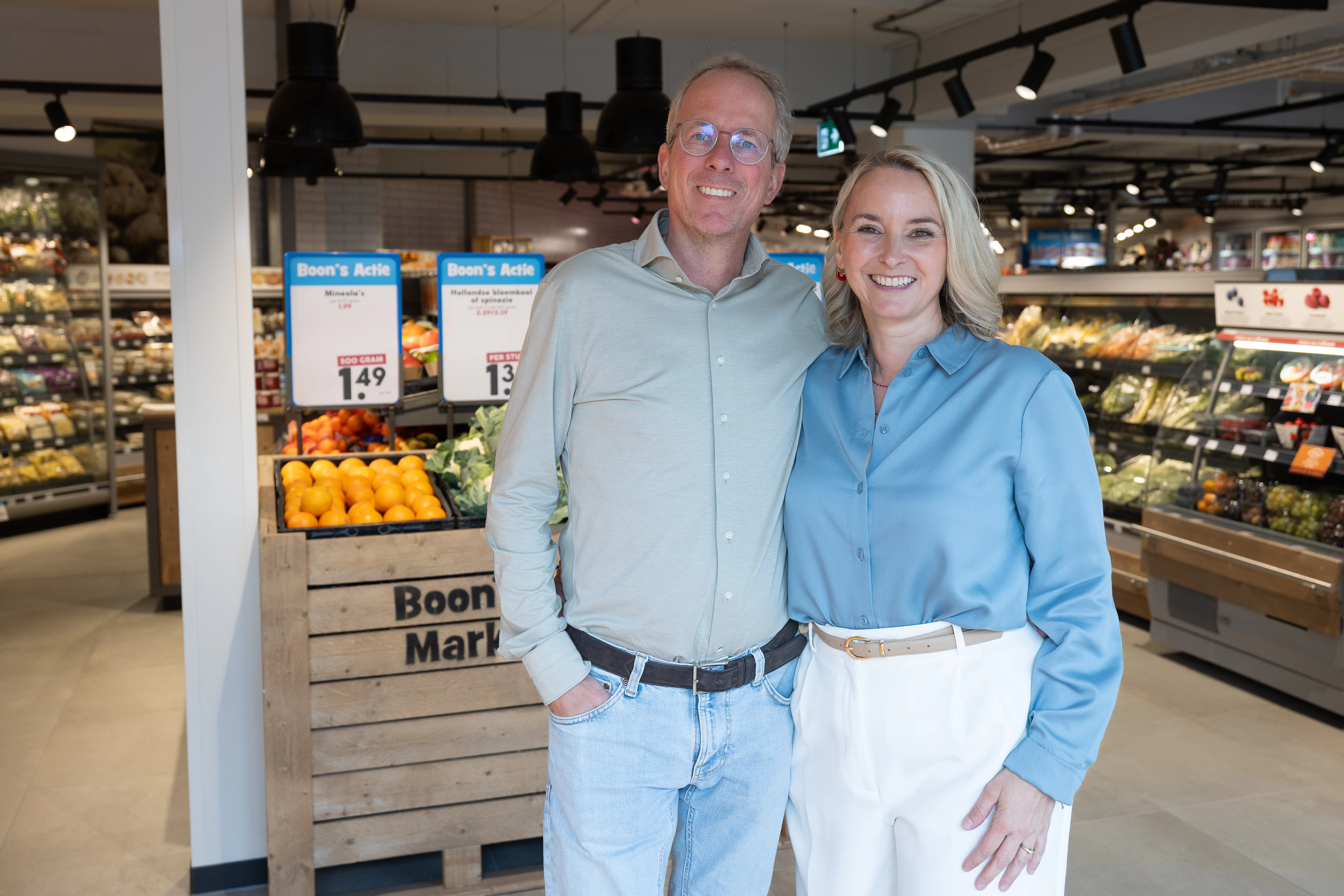 Christ-Jan en Kara van Bedaf in hun compleet vernieuwde supermarkt. Foto: Peter Roek