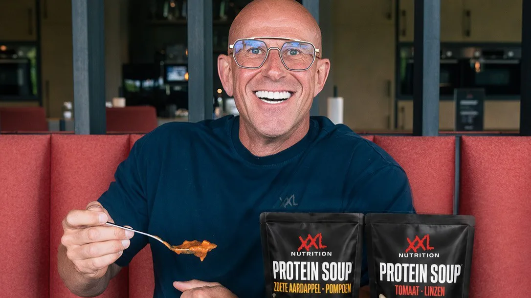 Ceo René van der Zel van XXL Nutrition poseert met de eiwitrijke maaltijdsoep die zijn bedrijf met Hak maakt. Foto: XXL Nutrition