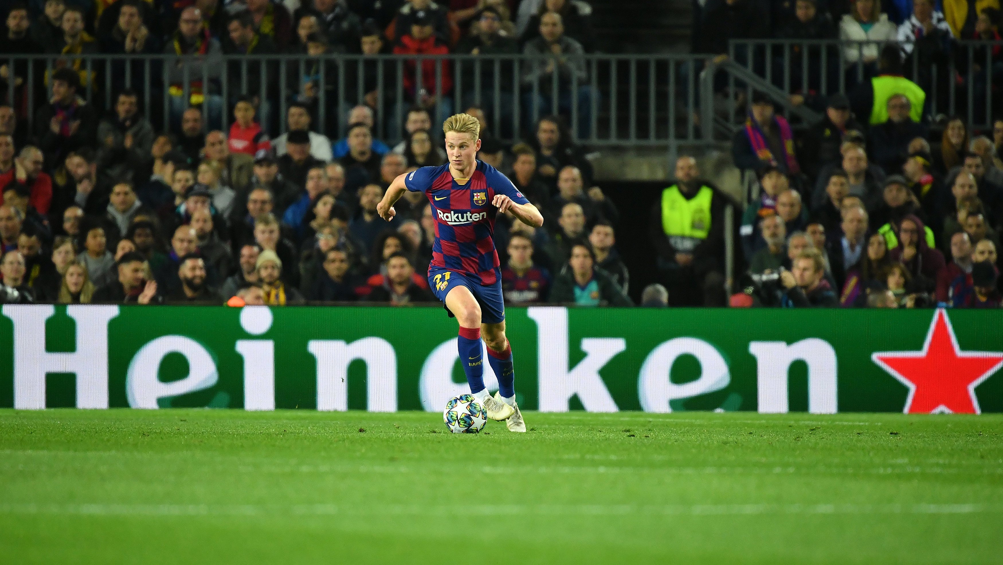 FC Barcelona-speler Frenkie de Jong tijdens een Champions League-duel met op achtergrond reclamebord Heineken. Foto: ANP