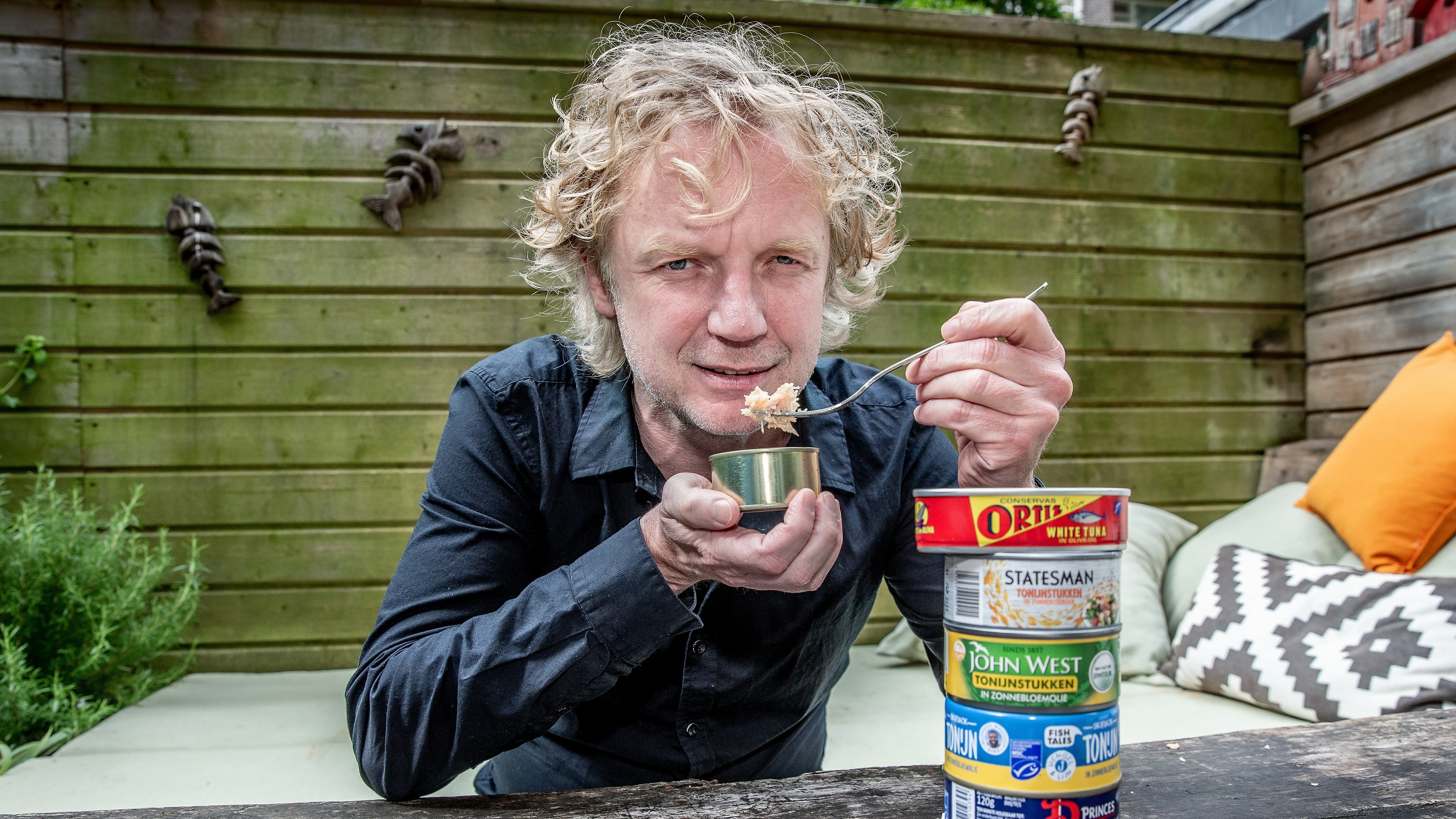 Fish Tales-medeoprichter Bart van Olphen met visconserven. Foto: ANP
