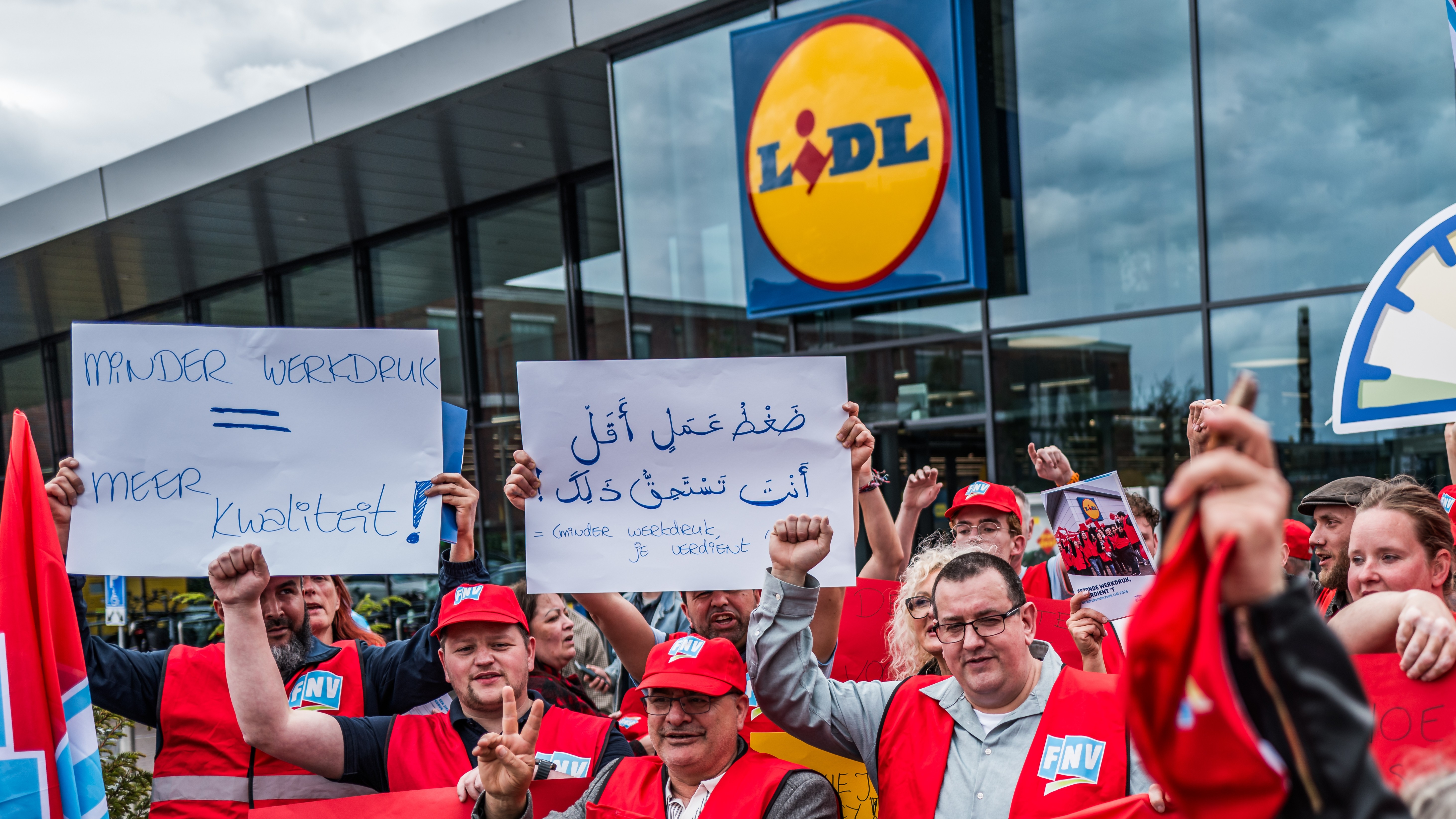 FNV-leden vragen op 8 juni 2026 bij het filiaal in Huizen aandacht voor de hoge werkdruk bij Lidl. Foto: ANP