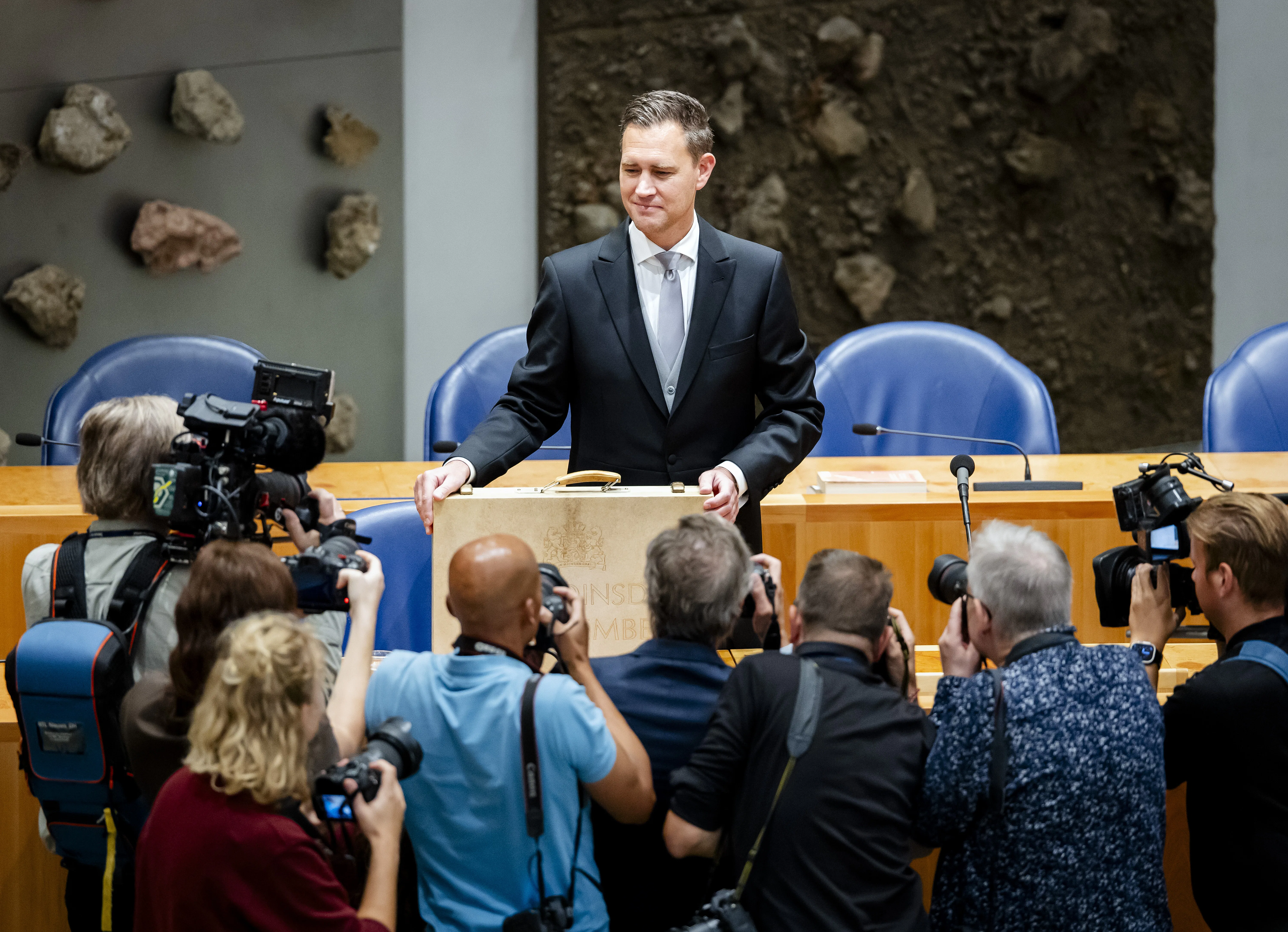 Minister Eelco Heinen (VVD, Financien) presenteert het koffertje met de Miljoenennota en rijksbegroting aan de pers op Prinsjesdag in de Tweede Kamer. Foto: ANP