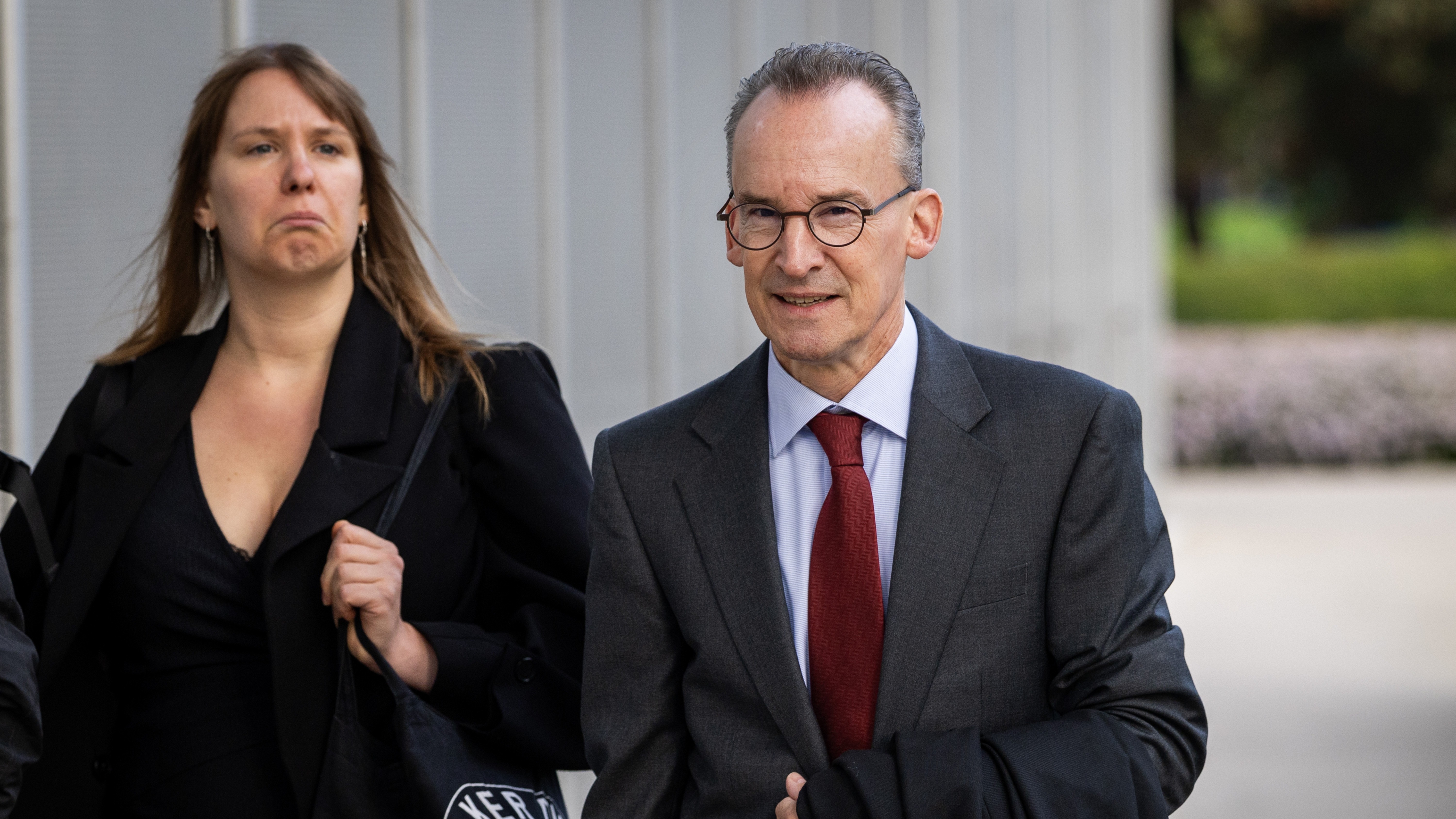 Advocaat Daan Doorenbos arriveert bij de rechtbank van Zwolle voor de eerste dag van het hoger beroep van Frits van Eerd, oud-topman van Jumbo. Doorenbos staat Van Eerd bij, die terechtstaat voor witwassen, omkoping en valsheid in geschrifte. Foto: ANP