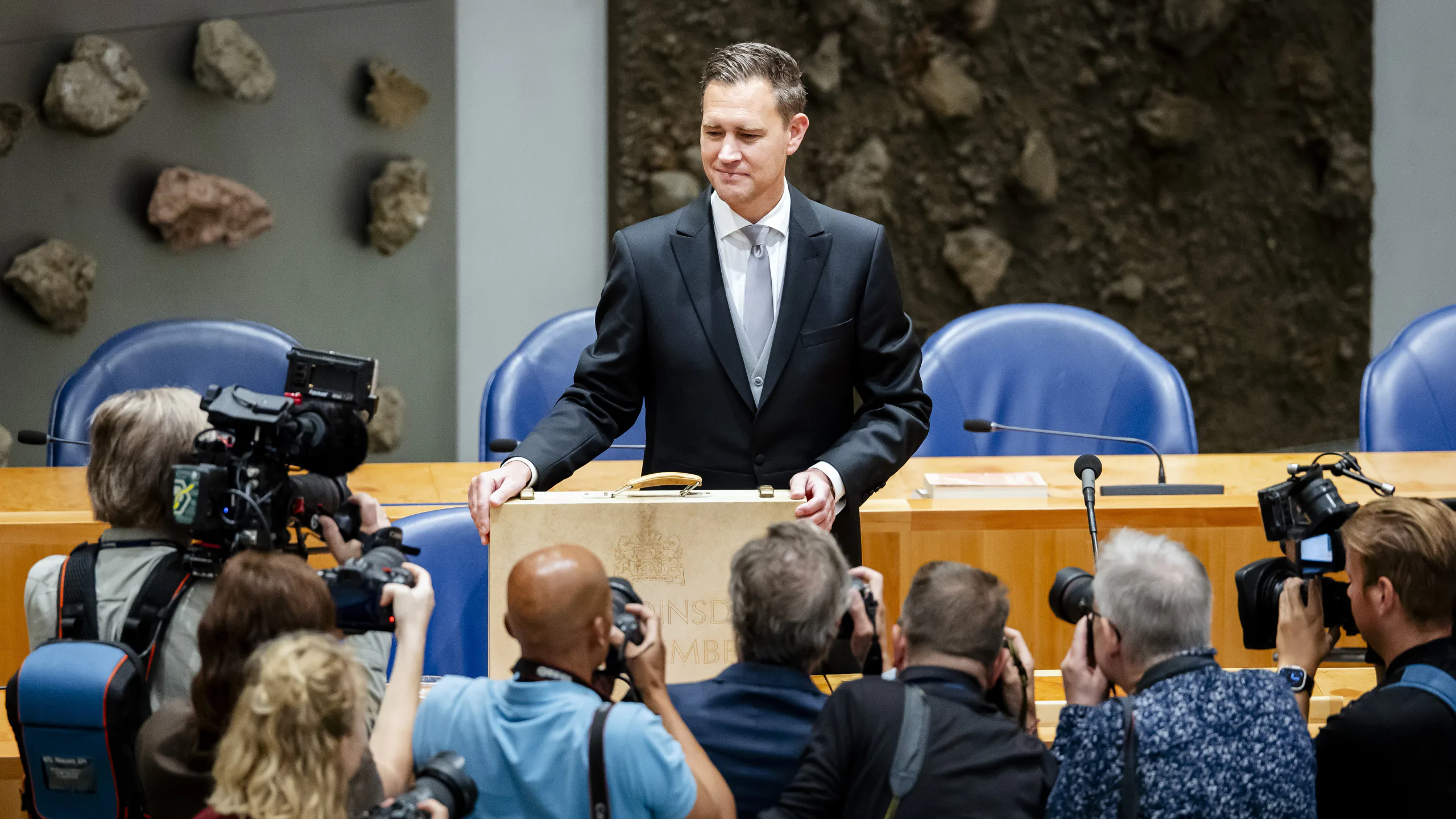 Minister Eelco Heinen (VVD, Financien) presenteert het koffertje met de Miljoenennota en rijksbegroting aan de pers op Prinsjesdag in de Tweede Kamer. Foto: ANP