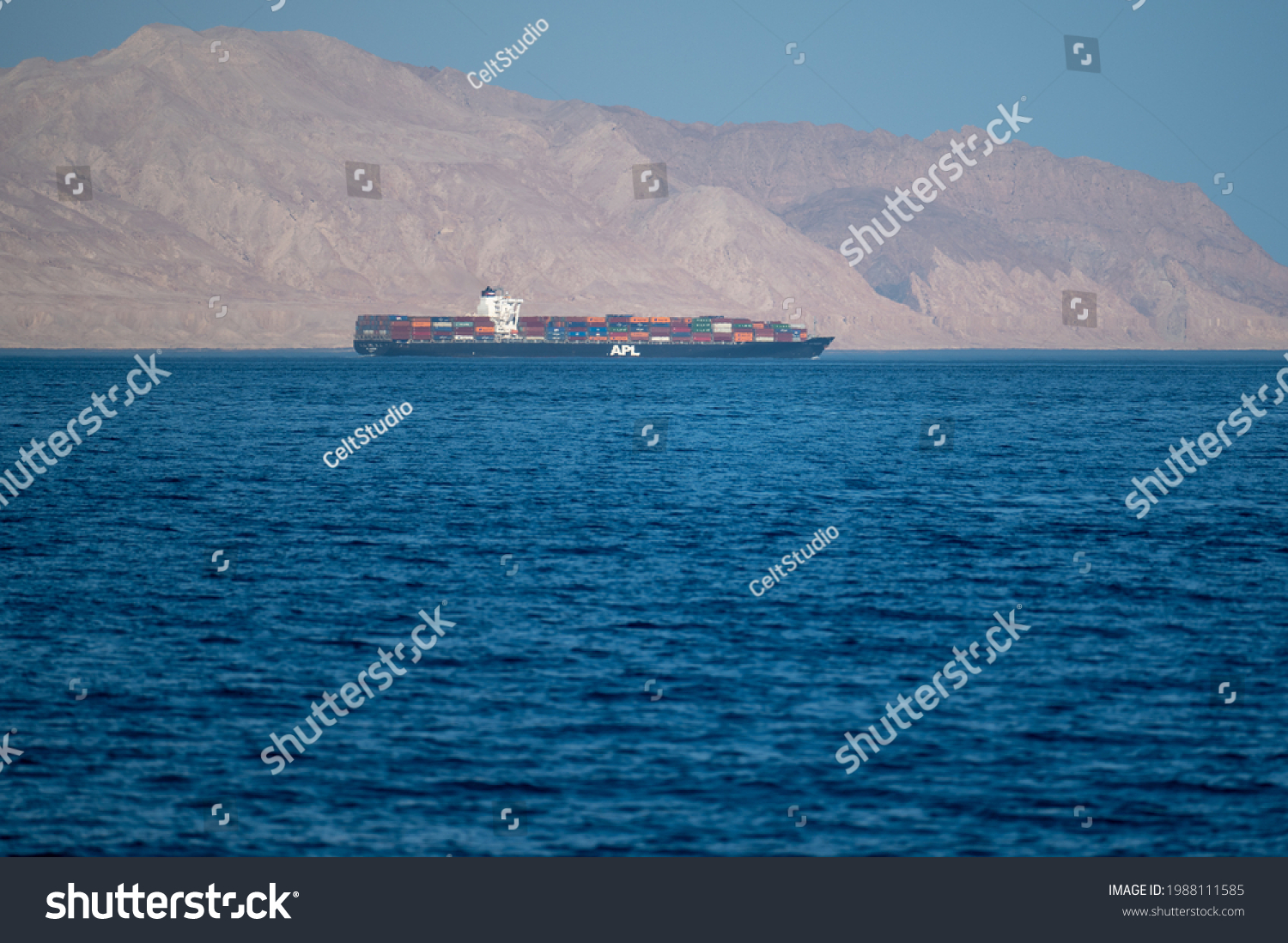 Een containerschip voor de kust van Iran, in de buurt van de Straat van Hormuz. Foto: Shutterstock