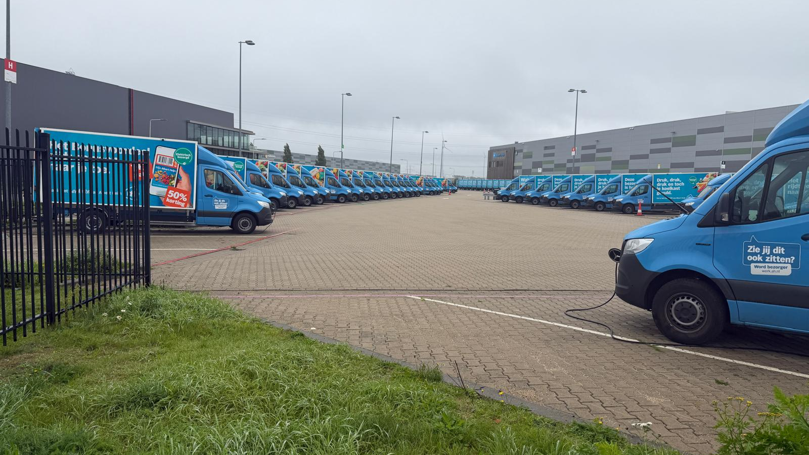 Stilstaande bezorgwagens van Albert Heijn in het Gelderse Oosterhout. Foto: Distrifood