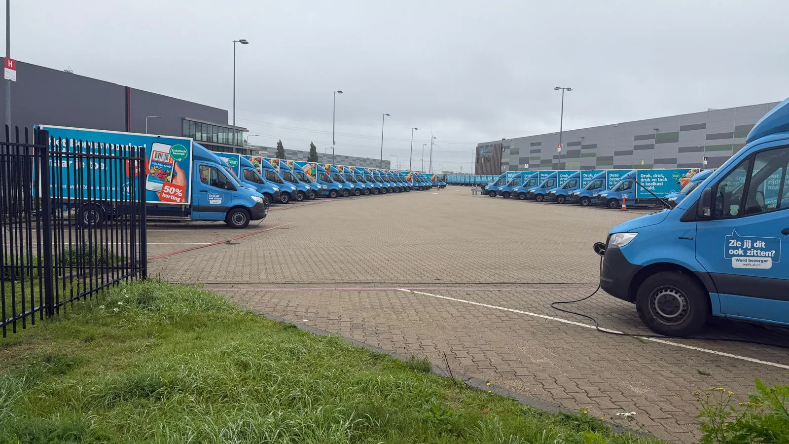 Stilstaande bezorgwagens van Albert Heijn in het Gelderse Oosterhout. Foto: Distrifood