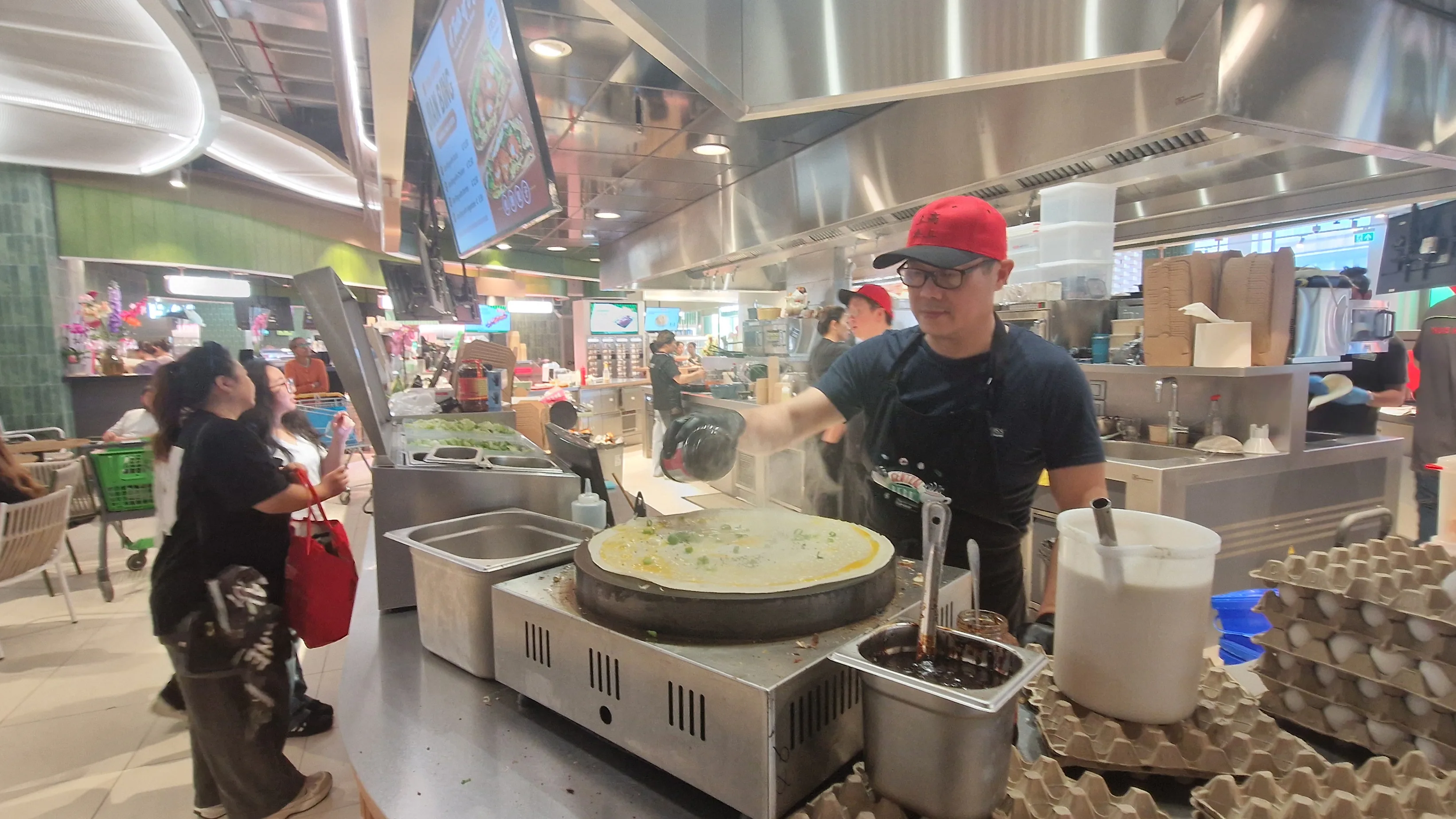 Bereiding van een Chinese pannenkoek in Amazing Oriental. Foto: Distrifood