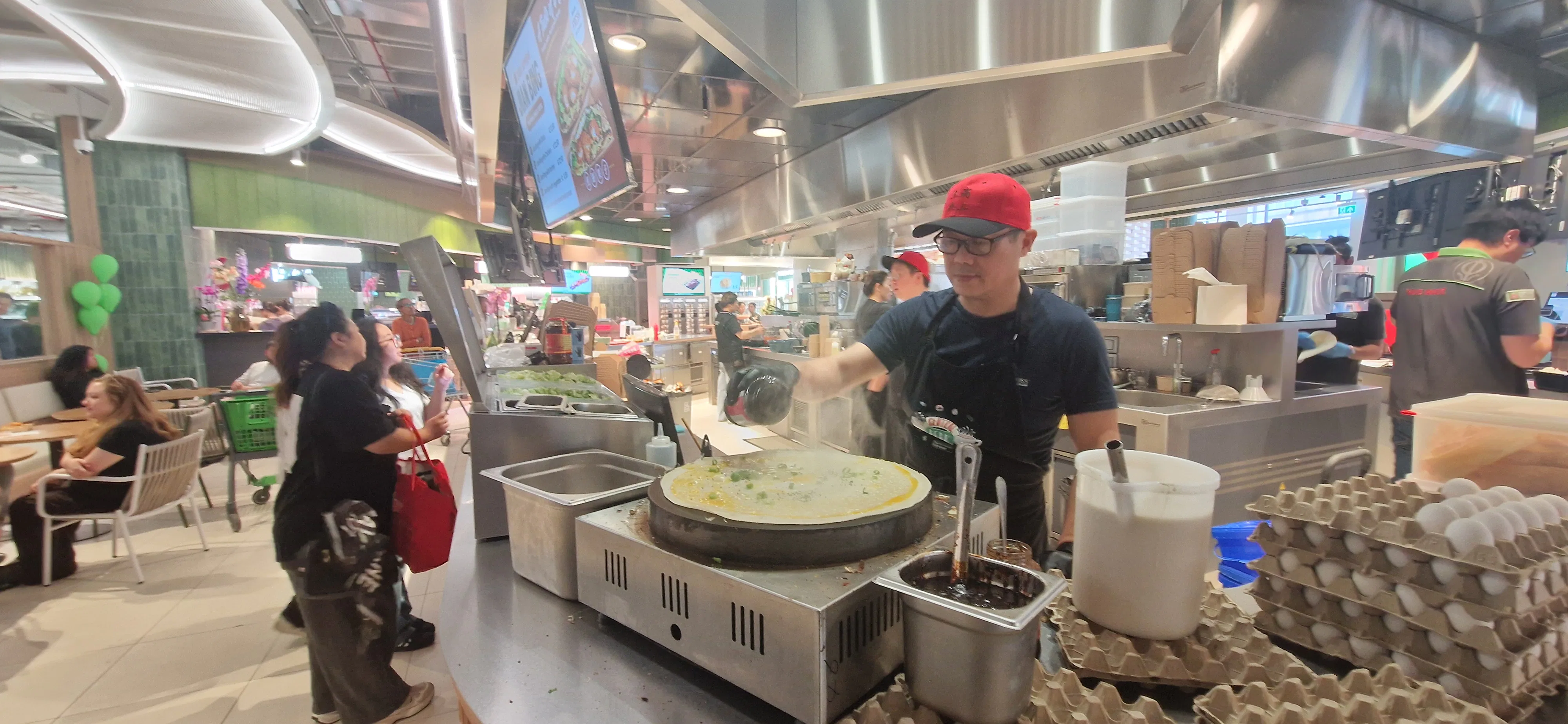 Bereiding van een Chinese pannenkoek in Amazing Oriental. Foto: Distrifood