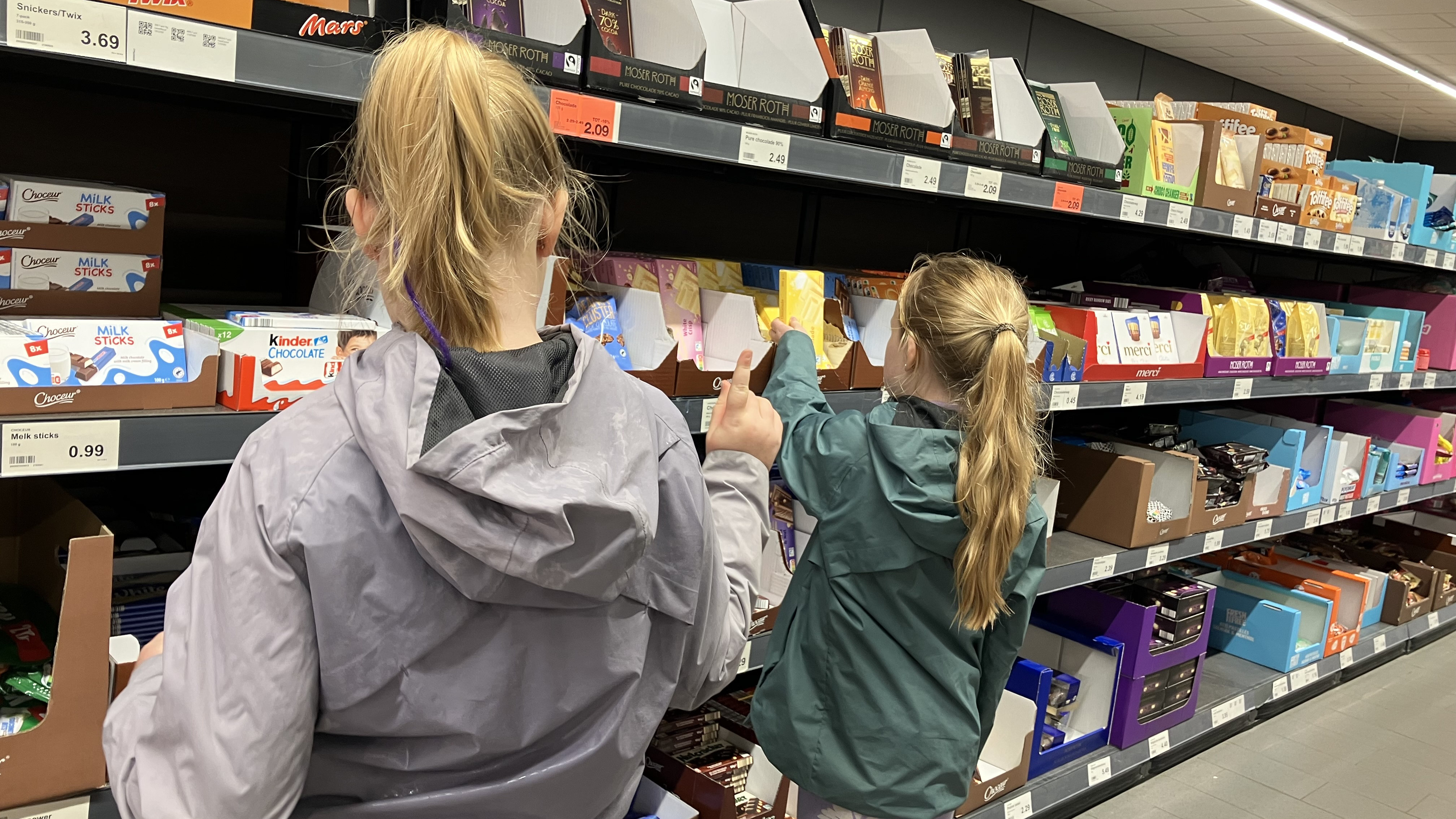 Kinderen bekijken chocolade bij Aldi Bilthoven. Foto: Distrifood