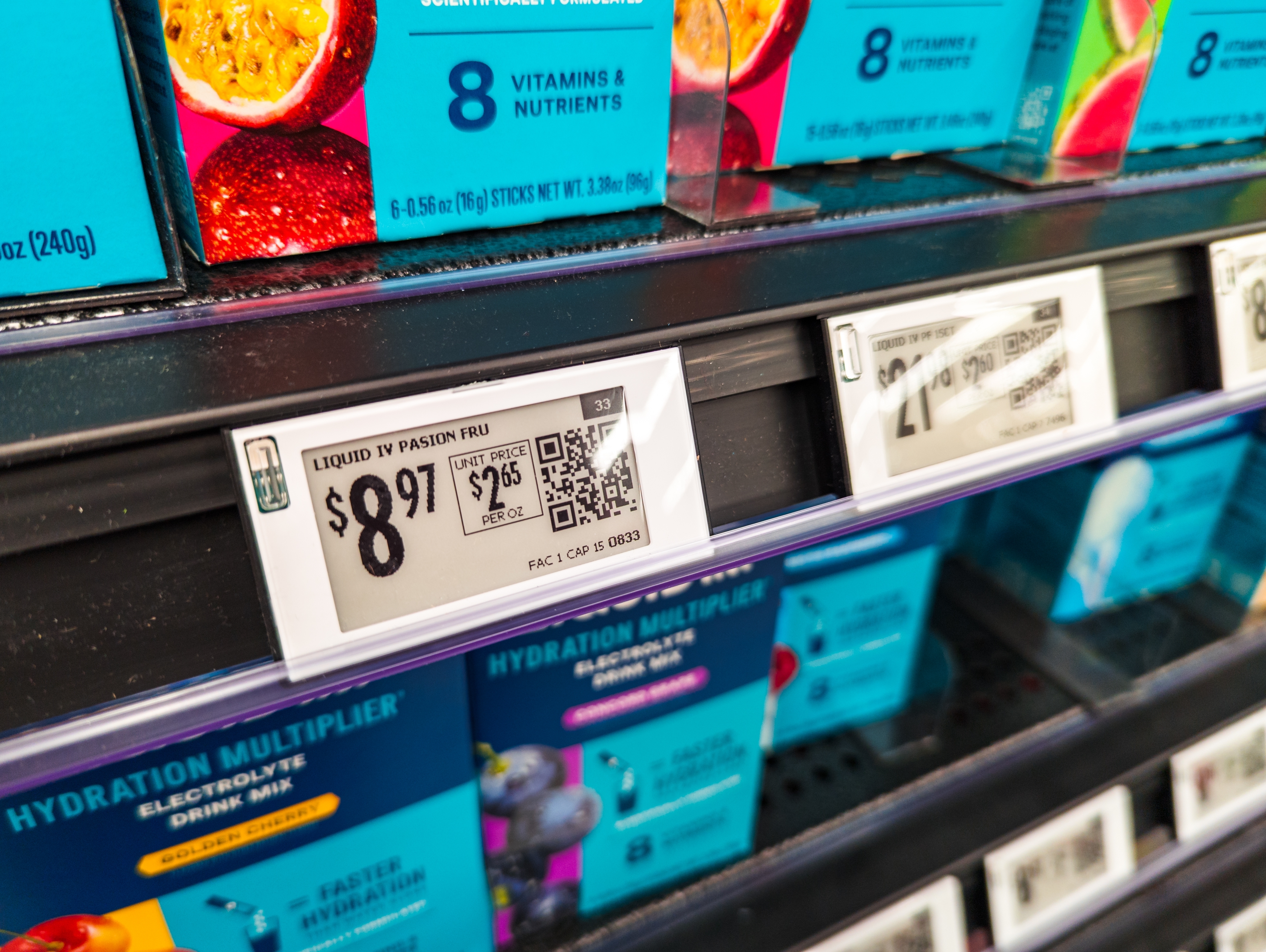 Walmart gidst klanten met lampje op schap naar juiste product