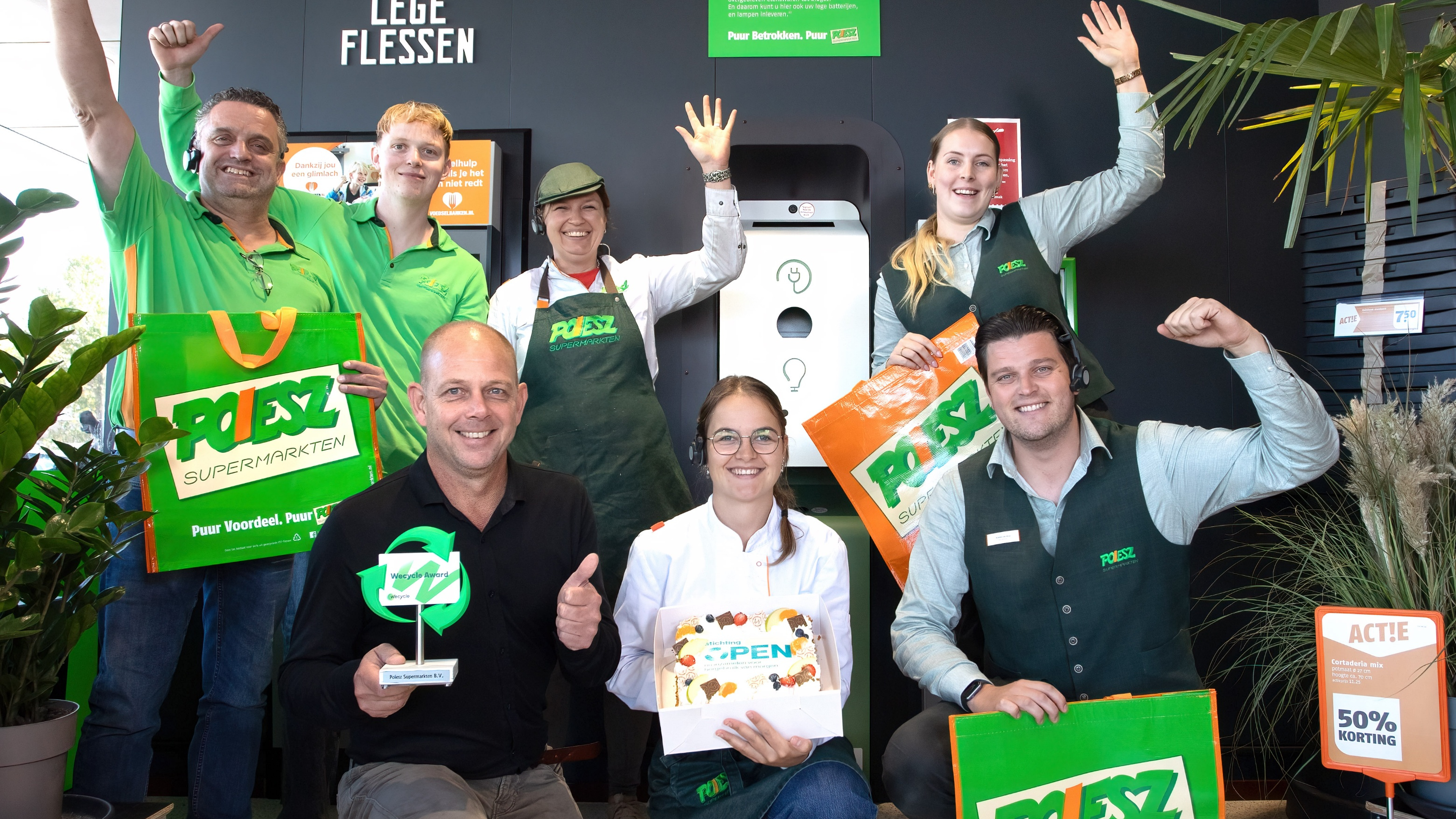 Poiesz medewerkers met WeCycle award. Foto: Stichting Open